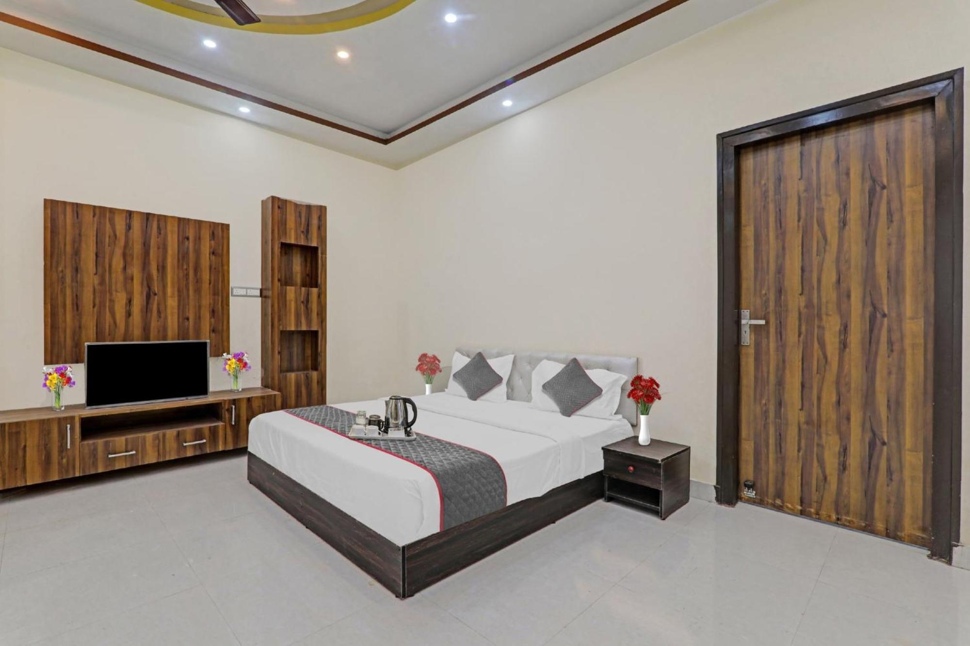 Townhouse Relax Inn Chinhat Екстер'єр фото