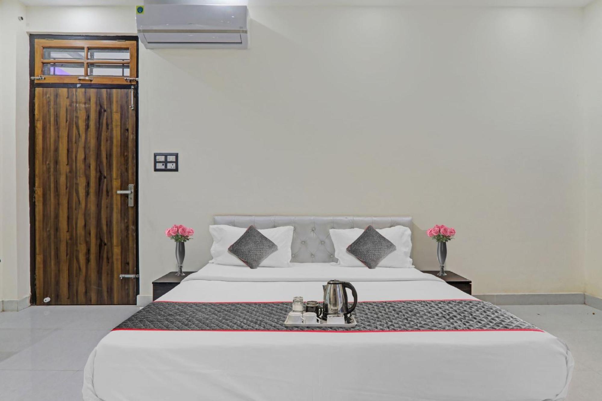 Townhouse Relax Inn Chinhat Екстер'єр фото
