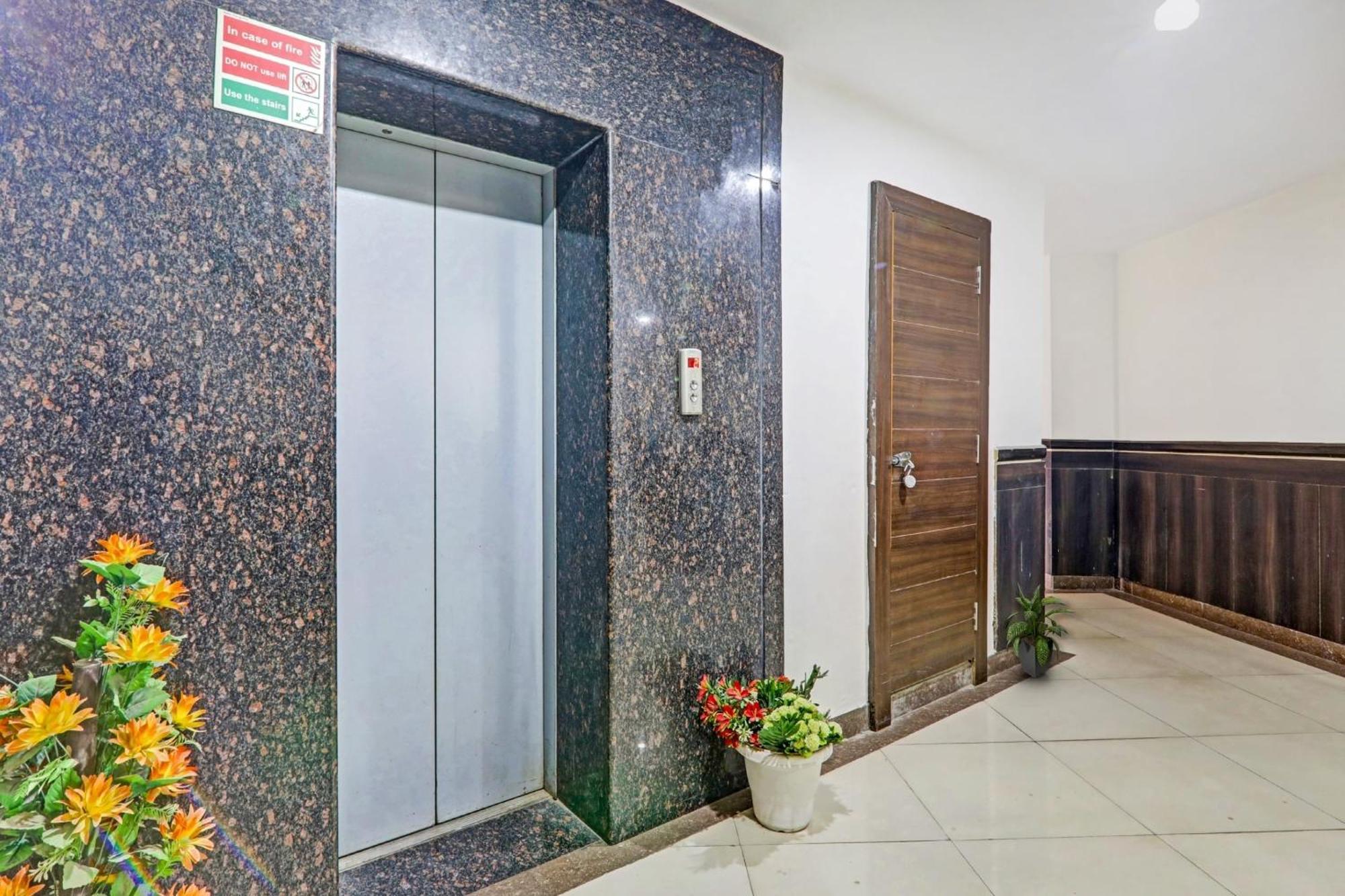 Townhouse Relax Inn Chinhat Екстер'єр фото