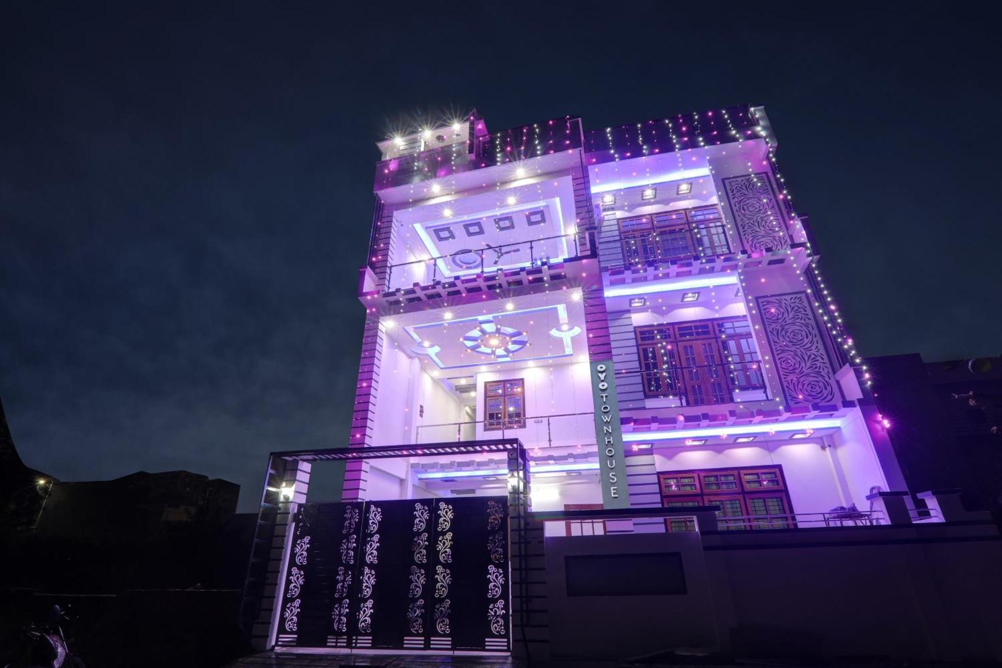 Townhouse Relax Inn Chinhat Екстер'єр фото