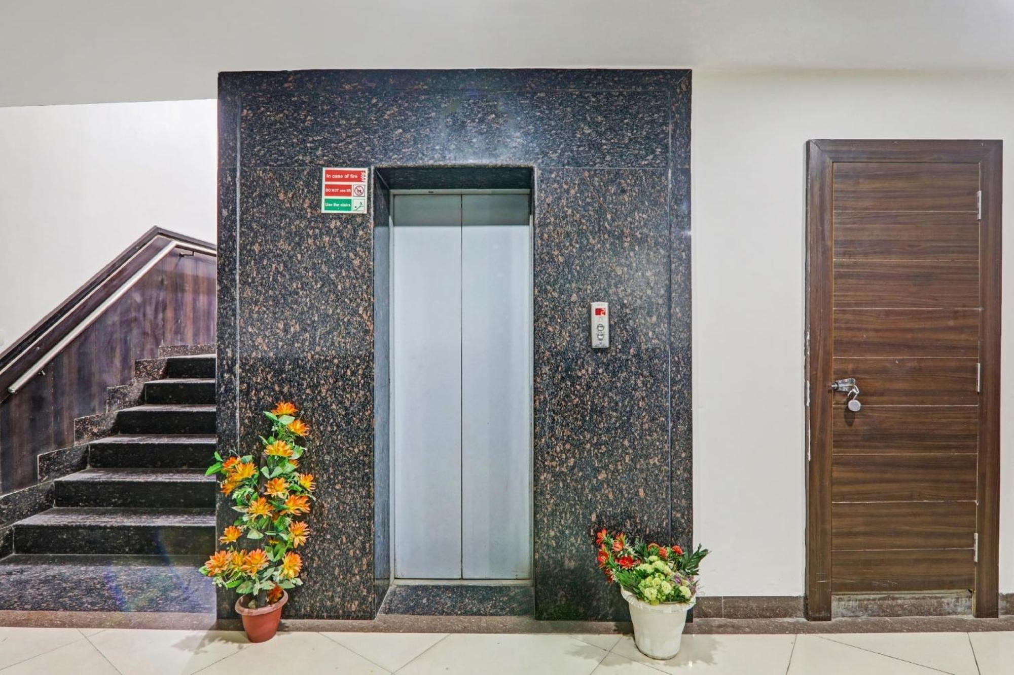 Townhouse Relax Inn Chinhat Екстер'єр фото