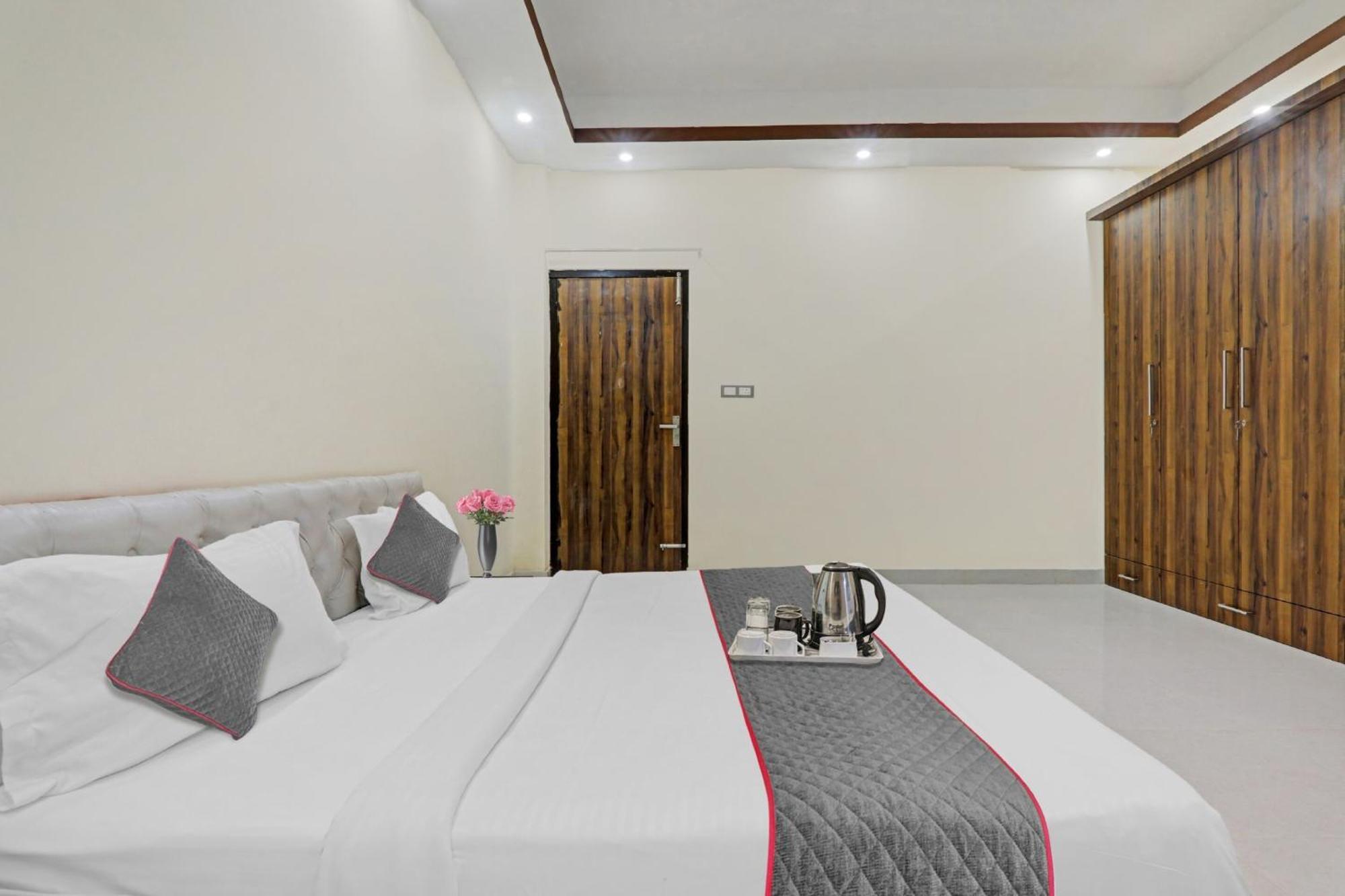 Townhouse Relax Inn Chinhat Екстер'єр фото