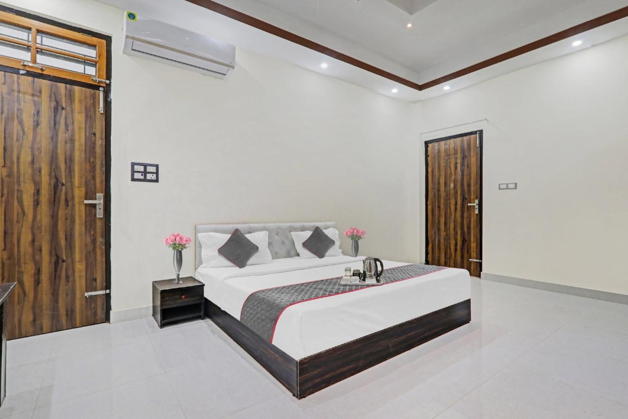 Townhouse Relax Inn Chinhat Екстер'єр фото
