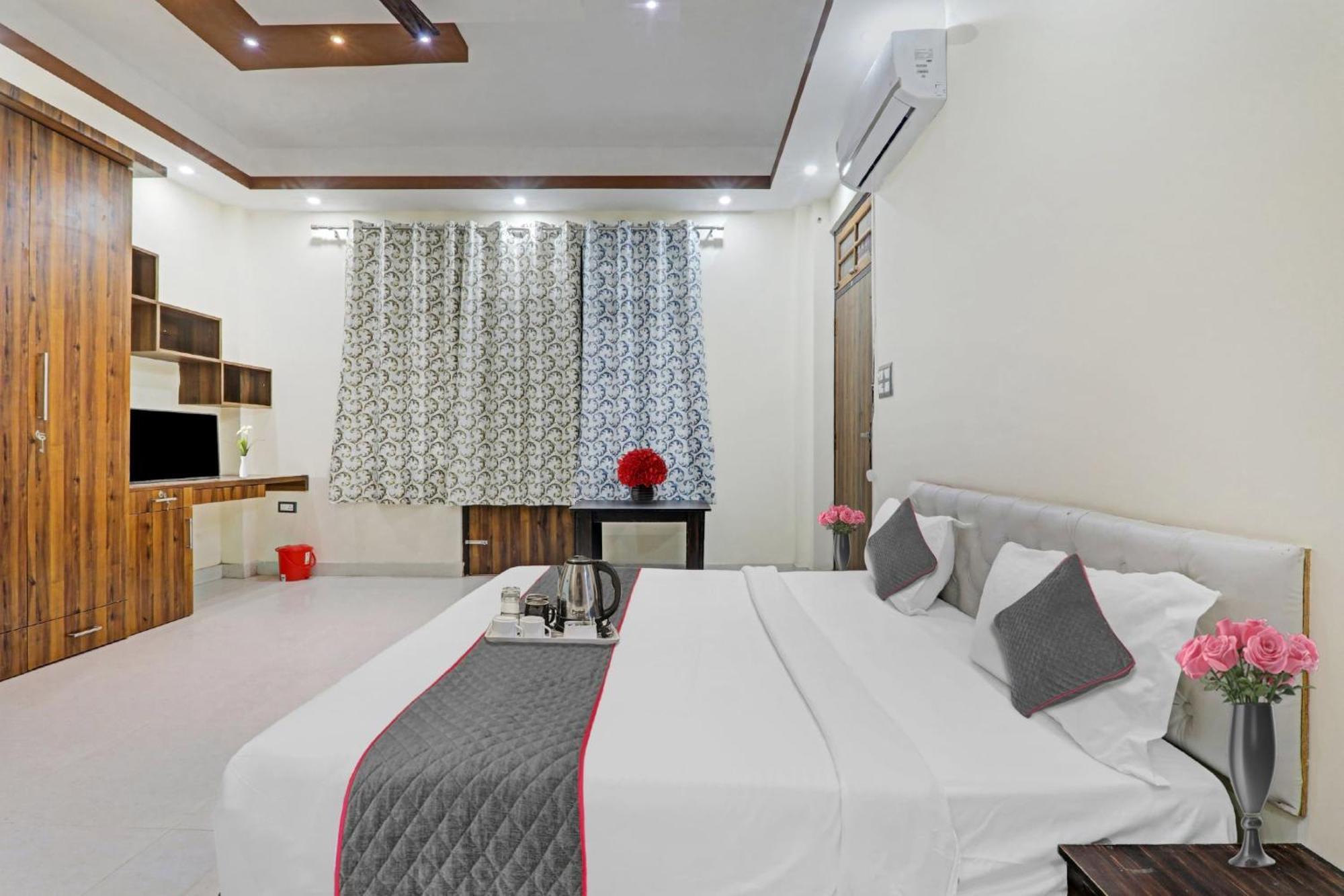 Townhouse Relax Inn Chinhat Екстер'єр фото