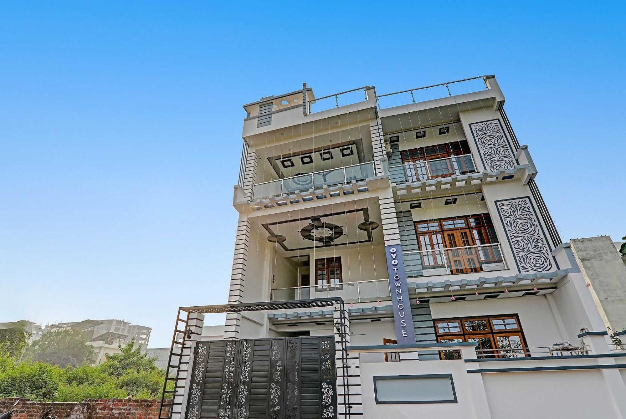 Townhouse Relax Inn Chinhat Екстер'єр фото